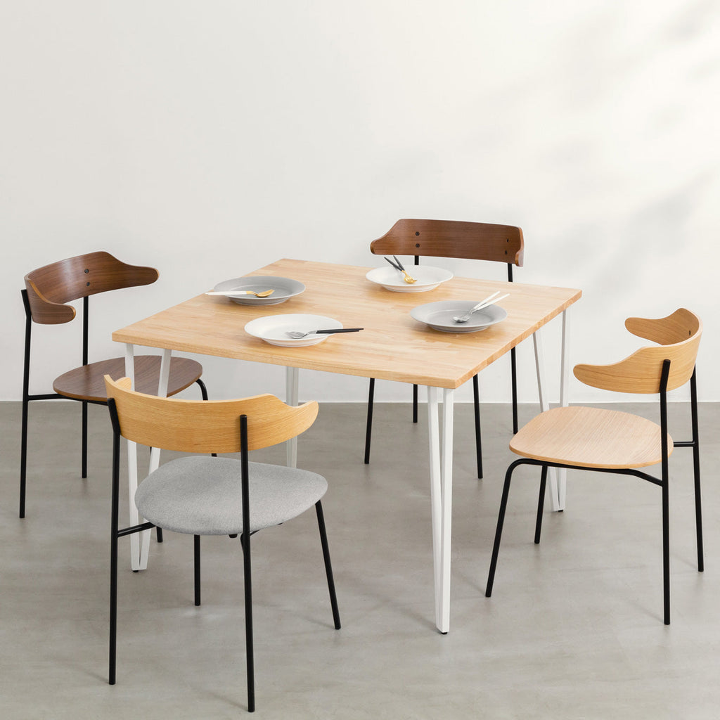 KANADEMONOのラバーウッドナチュラル天板とトライアングルStraightホワイト脚4本を組み合わせた100cmスクエア型のカフェテーブル（使用例2）