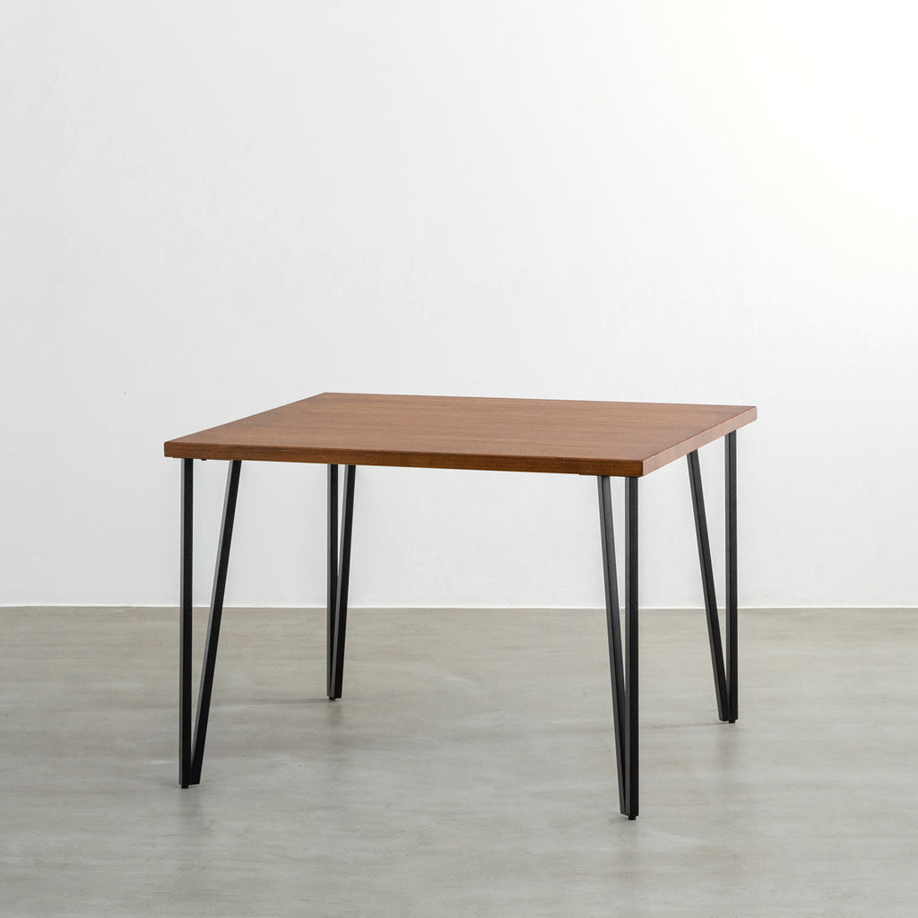 KANADEMONOのラバーウッドチークブラウンとブラックトライアングルピン4本を組み合わせた一辺100cmスクエア型のカフェテーブル3