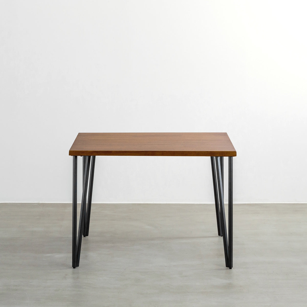 KANADEMONOのラバーウッドチークブラウンとブラックトライアングルピン4本を組み合わせた一辺100cmスクエア型のカフェテーブル2