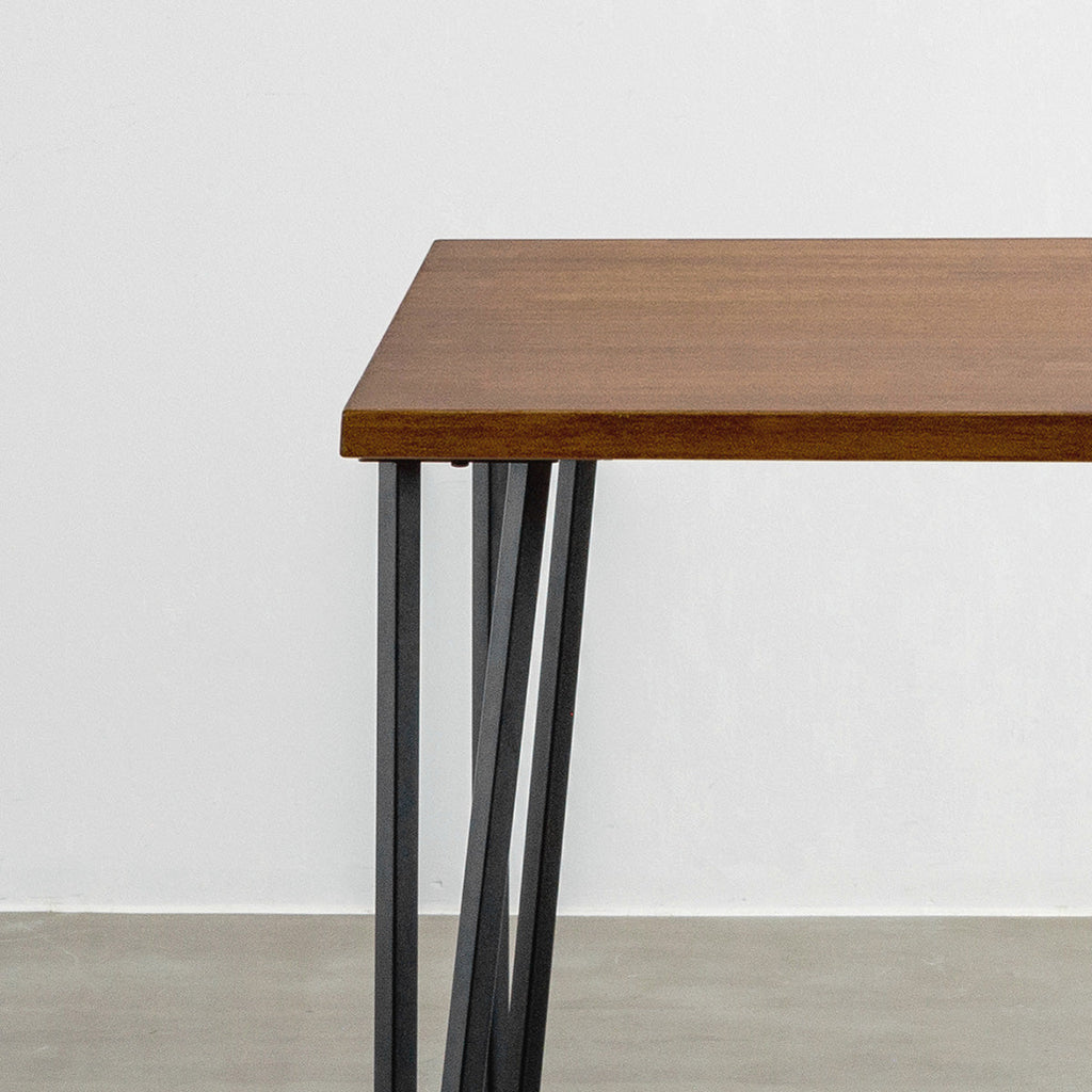 KANADEMONOのラバーウッドチークブラウンとブラックトライアングルピン4本を組み合わせた一辺100cmスクエア型のカフェテーブル（天板と脚2）