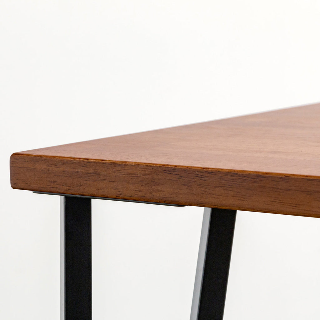 KANADEMONOのラバーウッドチークブラウンとブラックトライアングルピン4本を組み合わせた一辺100cmスクエア型のカフェテーブル（天板と脚）