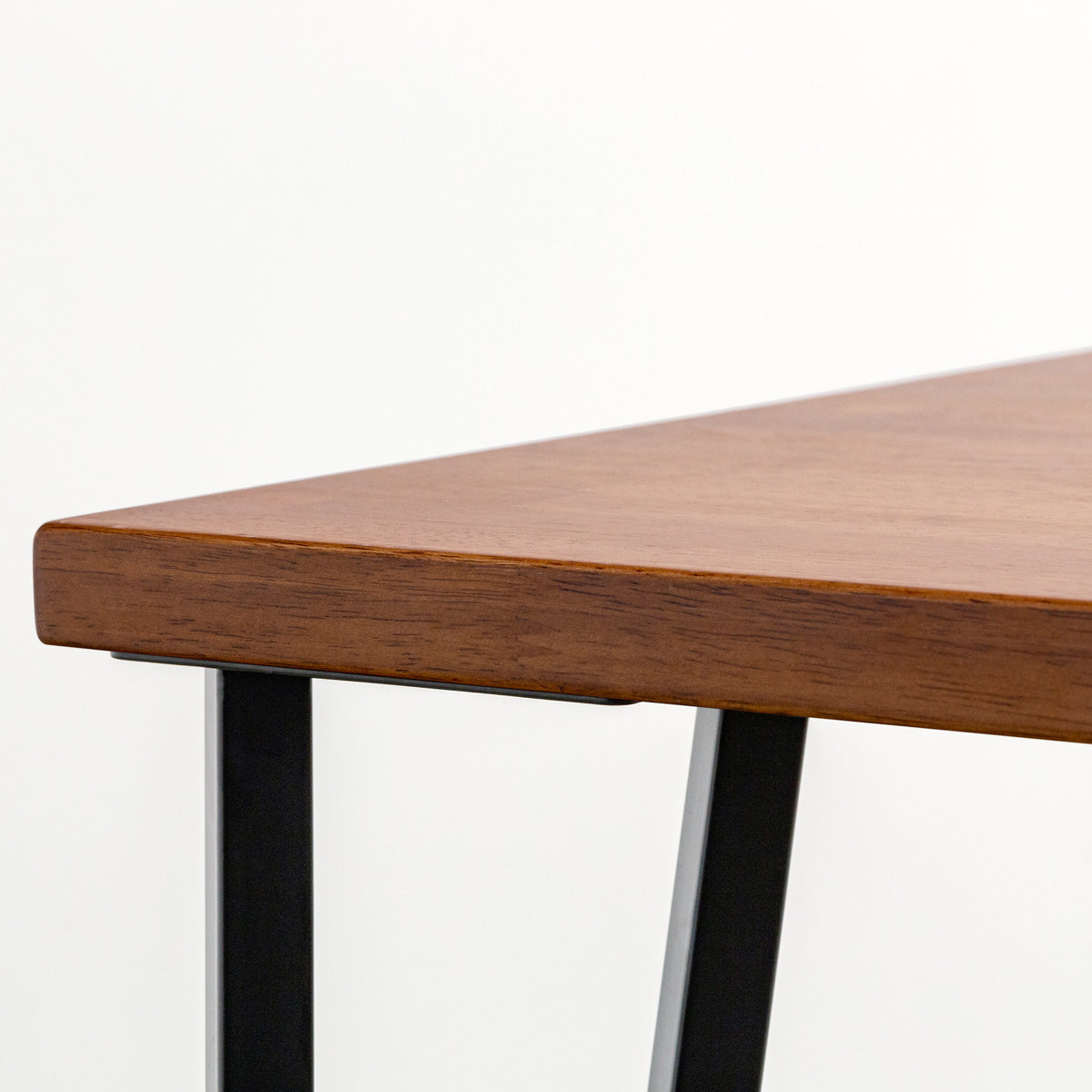 KANADEMONOのラバーウッドチークブラウンとブラックトライアングルピン4本を組み合わせた一辺100cmスクエア型のカフェテーブル（天板と脚）