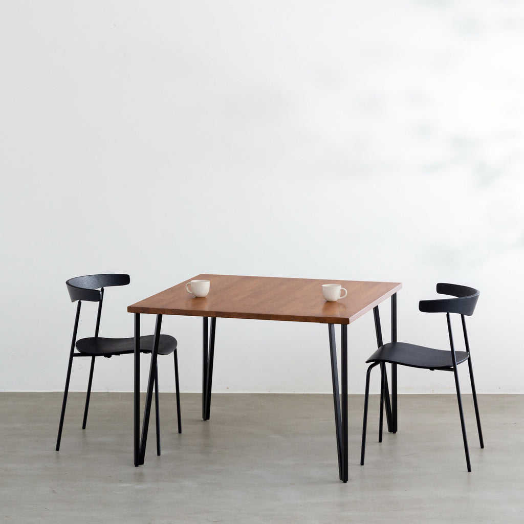 KANADEMONOのラバーウッドチークブラウンとブラックトライアングルピン4本を組み合わせた一辺100cmスクエア型のカフェテーブルのコーディネート例1