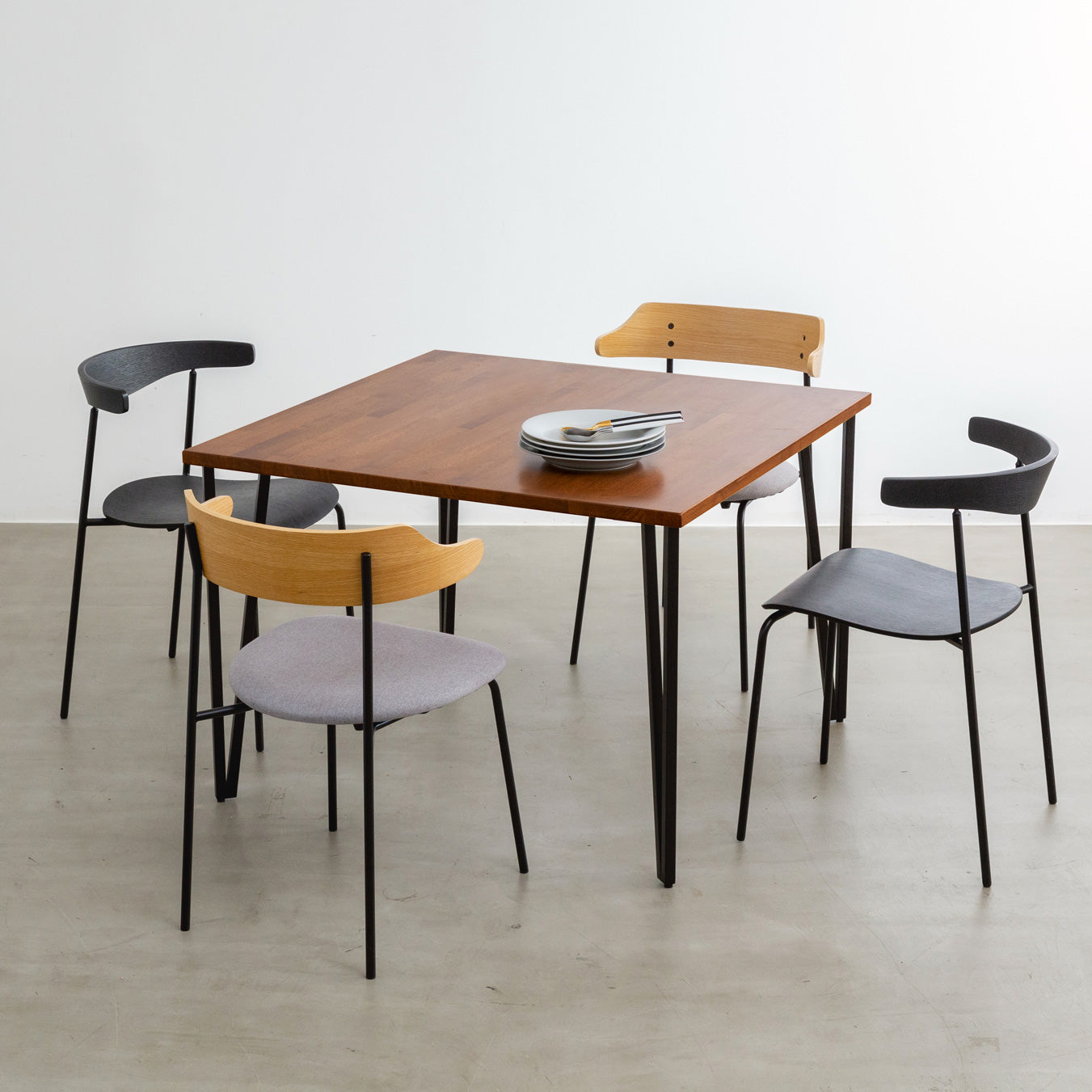 KANADEMONOのラバーウッドチークブラウンとブラックトライアングルピン4本を組み合わせた一辺100cmスクエア型のカフェテーブルのコーディネート例2