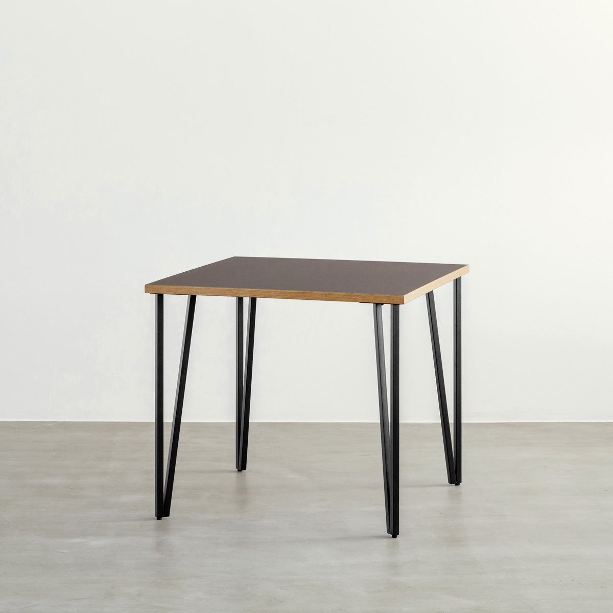 KANADEMONOのリノリウムMauve天板とブラックトライアングルピン4本を組み合わせた一辺80cmスクエア型のカフェテーブル