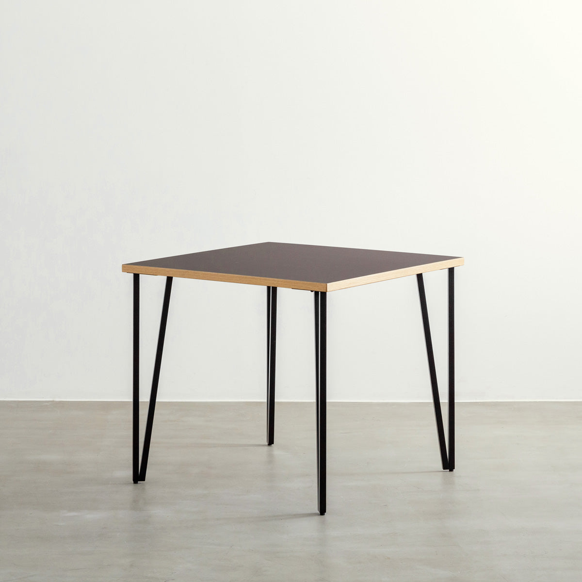 KANADEMONOのリノリウムMauve天板とブラックトライアングルピン4本を組み合わせた一辺80cmスクエア型のカフェテーブル2
