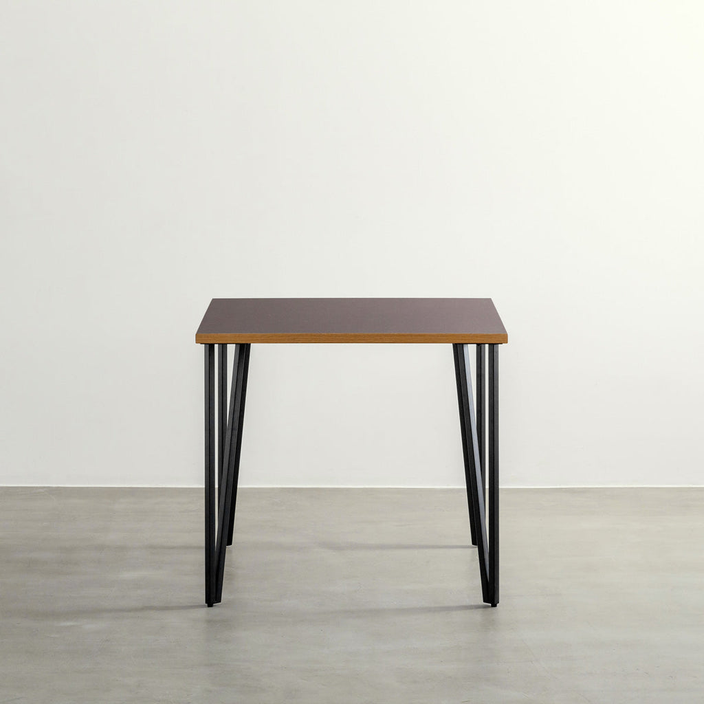 KANADEMONOのリノリウムMauve天板とブラックトライアングルピン4本を組み合わせた一辺80cmスクエア型のカフェテーブル（正面）