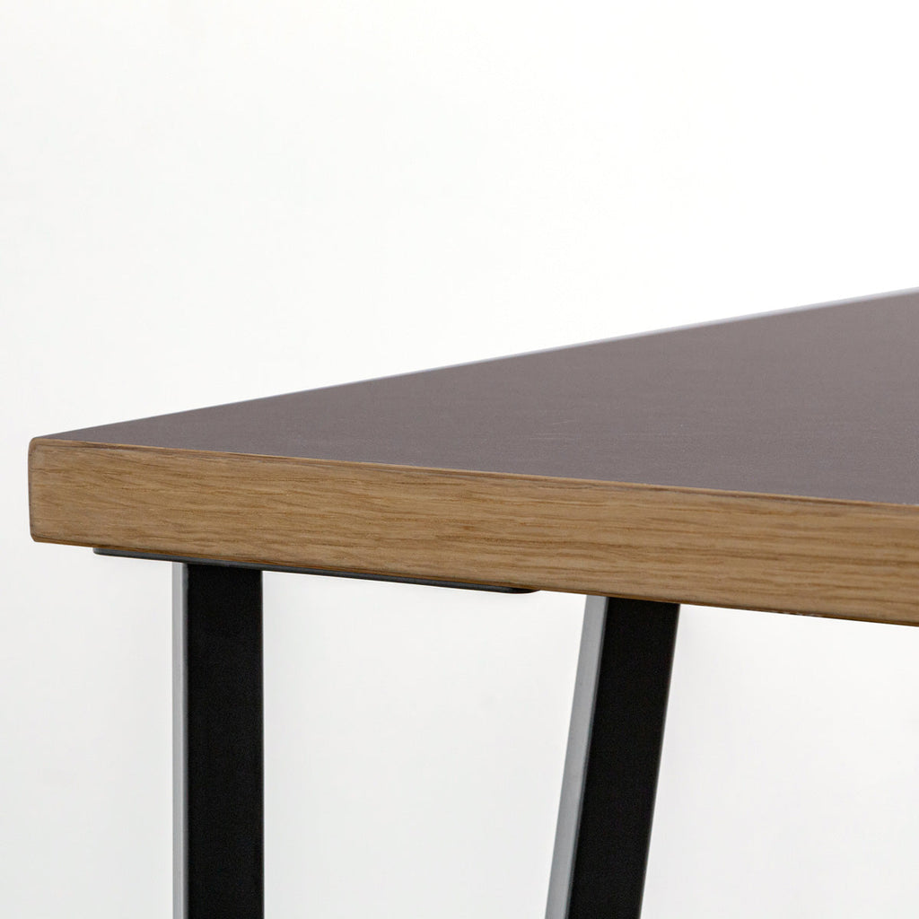 KANADEMONOのリノリウムMauve天板とブラックトライアングルピン4本を組み合わせた一辺80cmスクエア型のカフェテーブル（天板と脚）