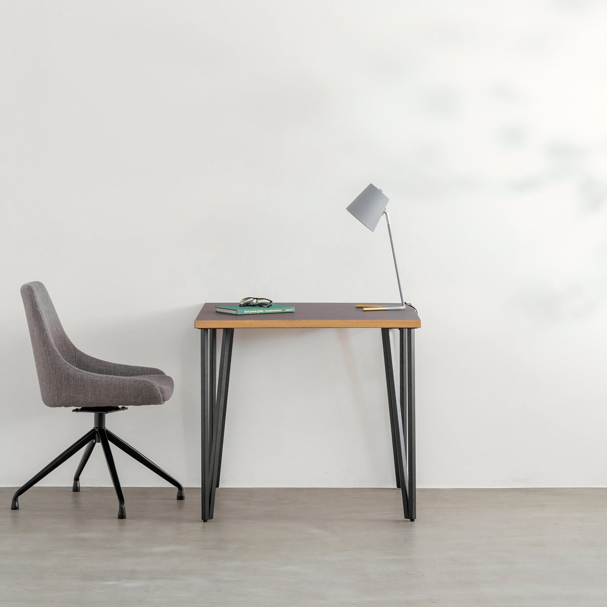 KANADEMONOのリノリウムMauve天板とブラックトライアングルピン4本を組み合わせた一辺80cmスクエア型のカフェテーブル（使用例2）