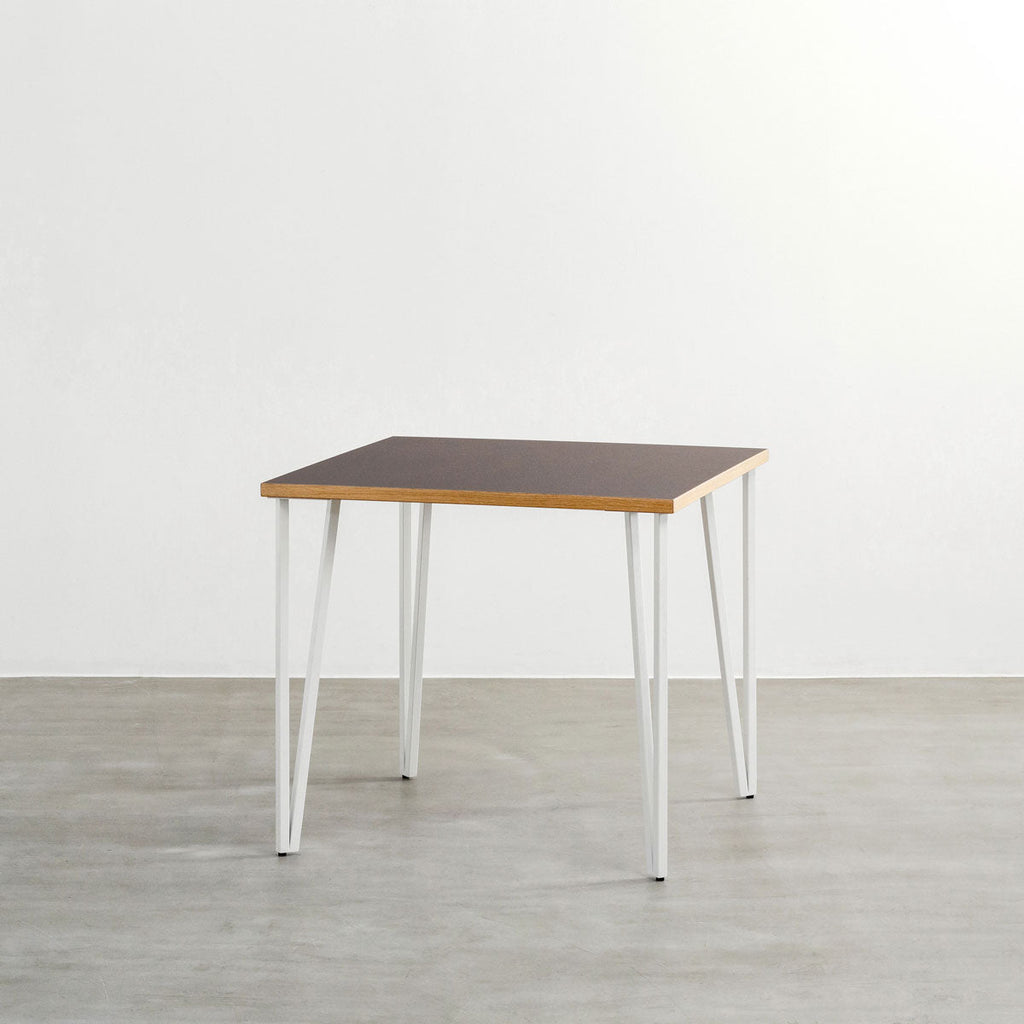 KANADEMONOのリノリウムMauve天板とトライアングルStraightホワイト脚4本を組み合わせた80cmスクエア型のカフェテーブル