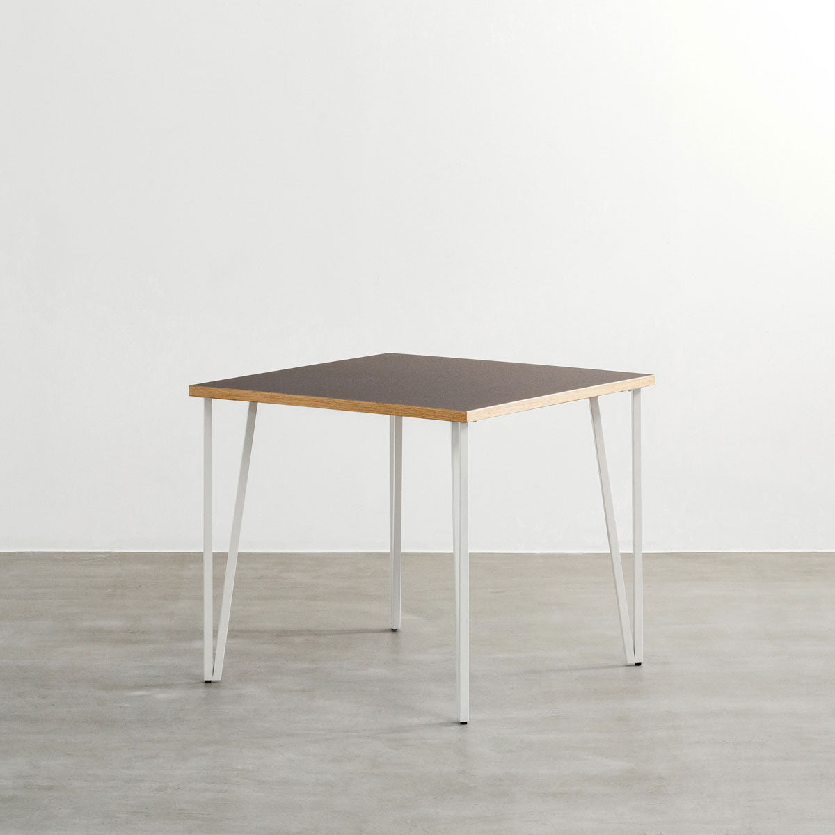 KANADEMONOのリノリウムMauve天板とトライアングルStraightホワイト脚4本を組み合わせた80cmスクエア型のカフェテーブル（斜め）
