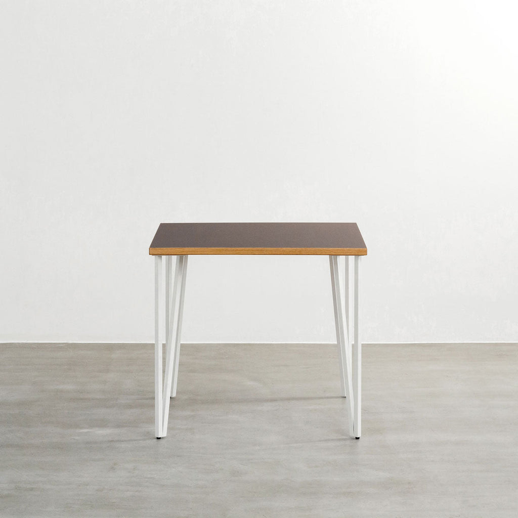 KANADEMONOのリノリウムMauve天板とトライアングルStraightホワイト脚4本を組み合わせた80cmスクエア型のカフェテーブル（正面）