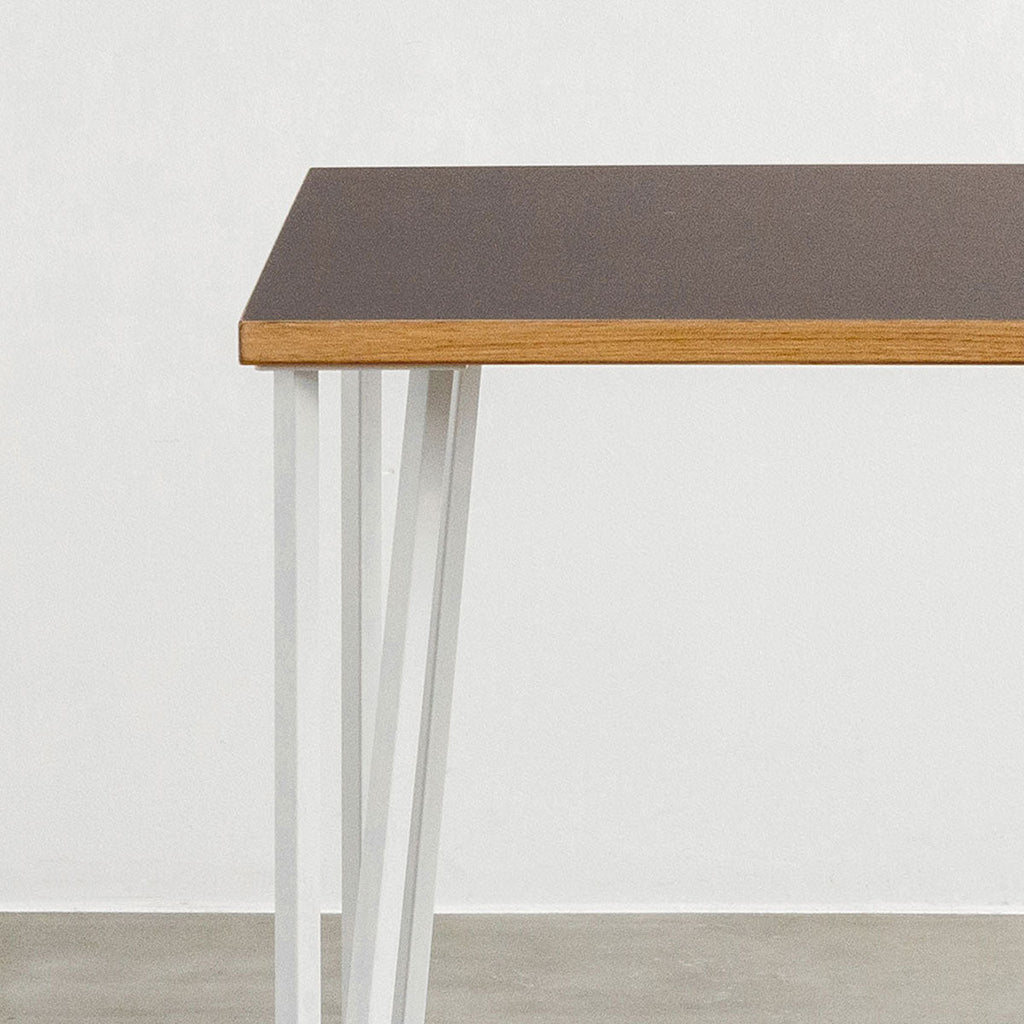 KANADEMONOのリノリウムMauve天板とトライアングルStraightホワイト脚4本を組み合わせた80cmスクエア型のカフェテーブル（天板と脚）