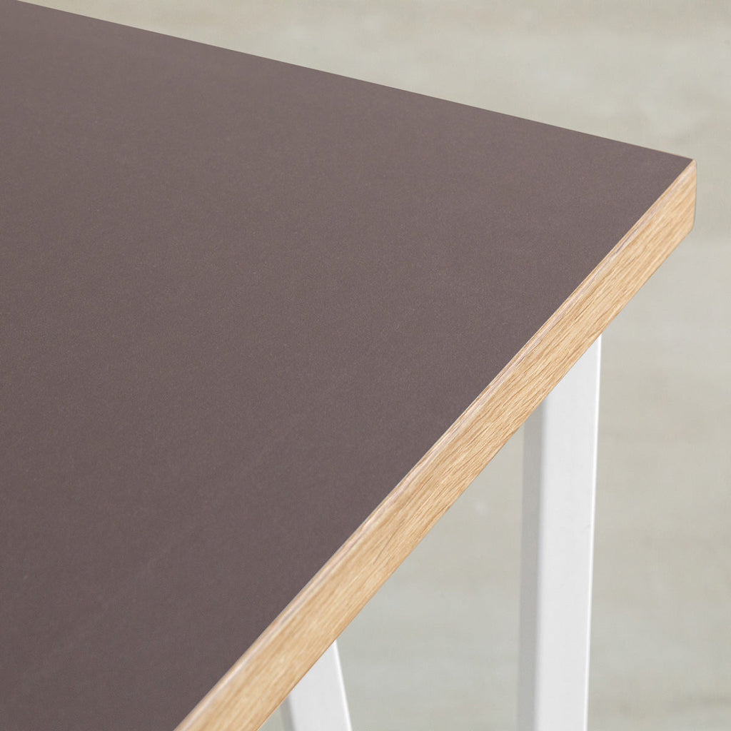 KANADEMONOのリノリウムMauve天板とトライアングルStraightホワイト脚4本を組み合わせた80cmスクエア型のカフェテーブル（天板）