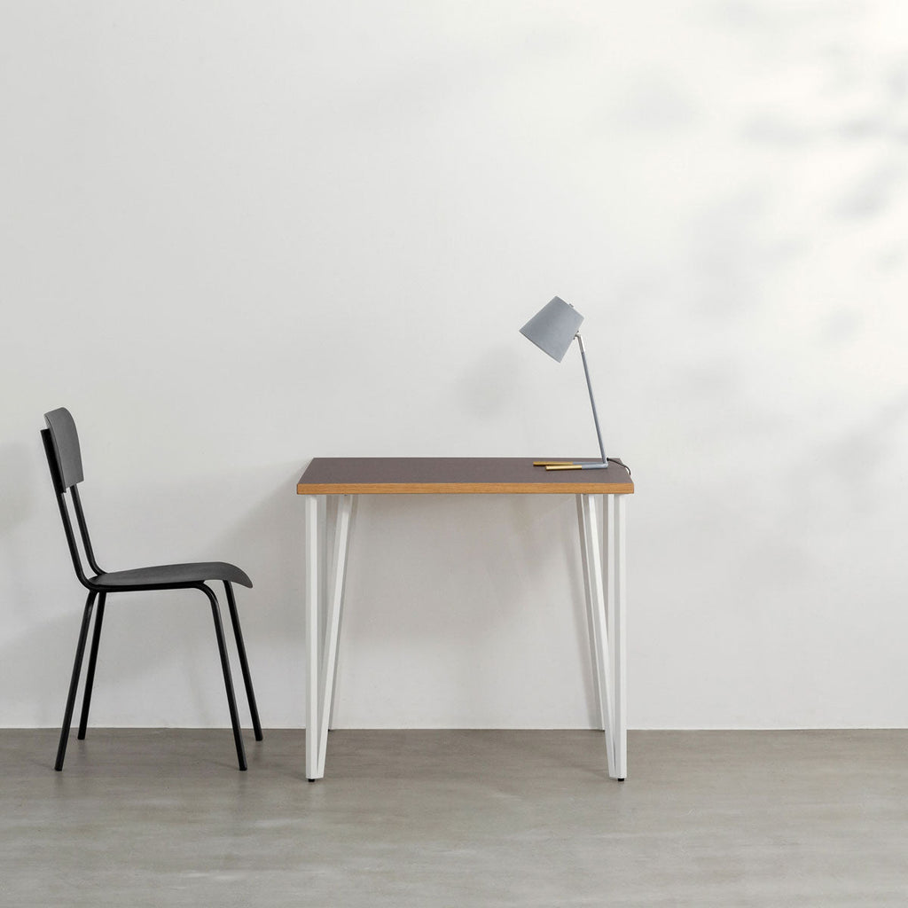 KANADEMONOのリノリウムMauve天板とトライアングルStraightホワイト脚4本を組み合わせた80cmスクエア型のカフェテーブル（使用例2）