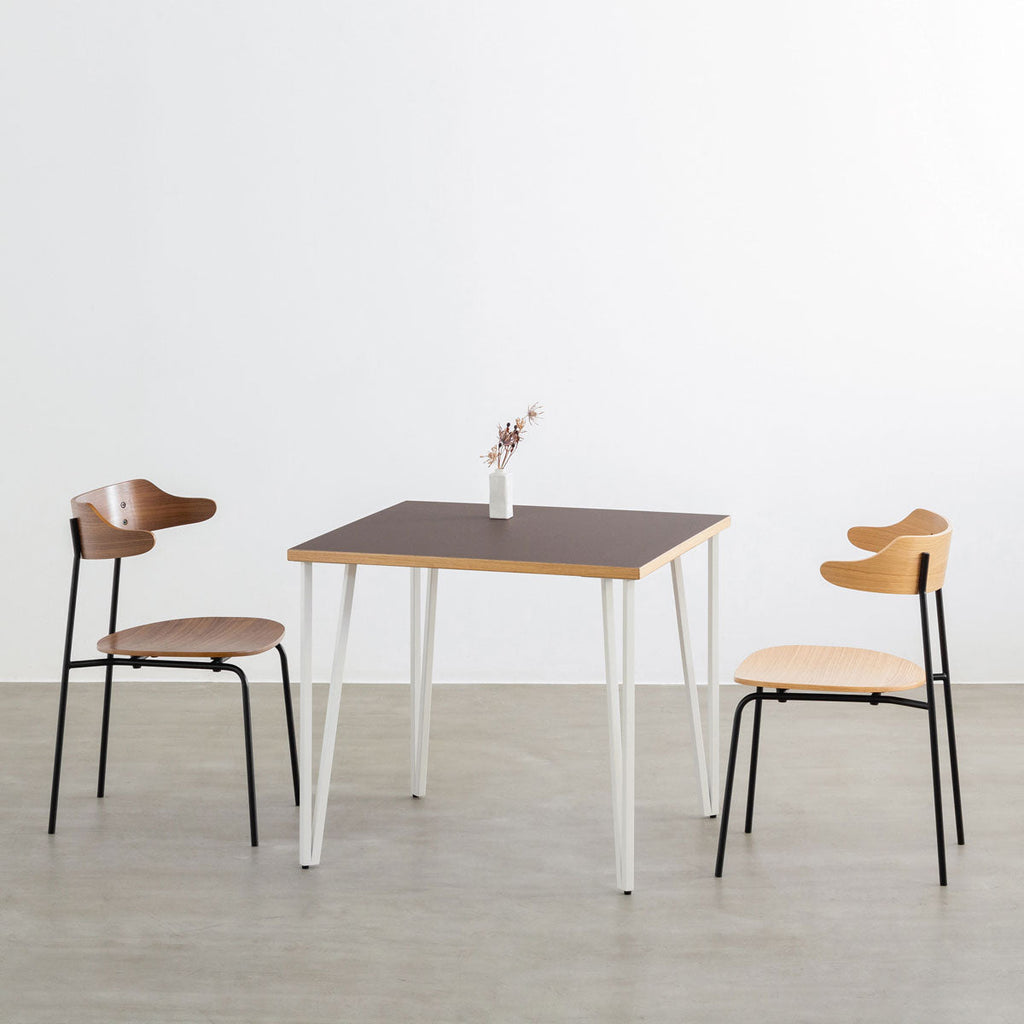 KANADEMONOのリノリウムMauve天板とトライアングルStraightホワイト脚4本を組み合わせた80cmスクエア型のカフェテーブル（使用例）