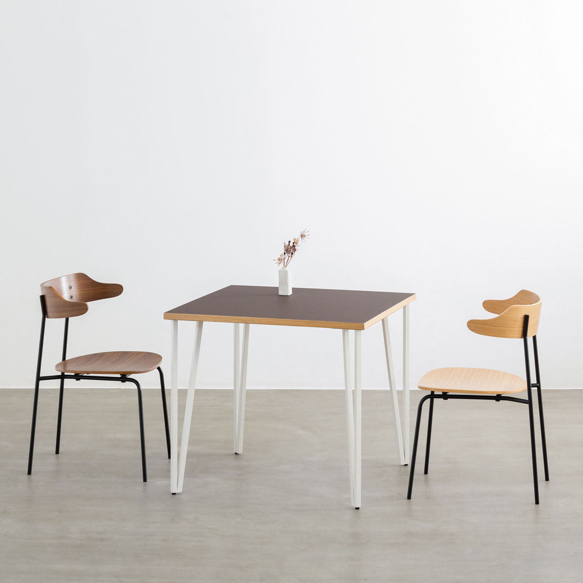 KANADEMONOのリノリウムMauve天板とトライアングルStraightホワイト脚4本を組み合わせた80cmスクエア型のカフェテーブル（使用例）