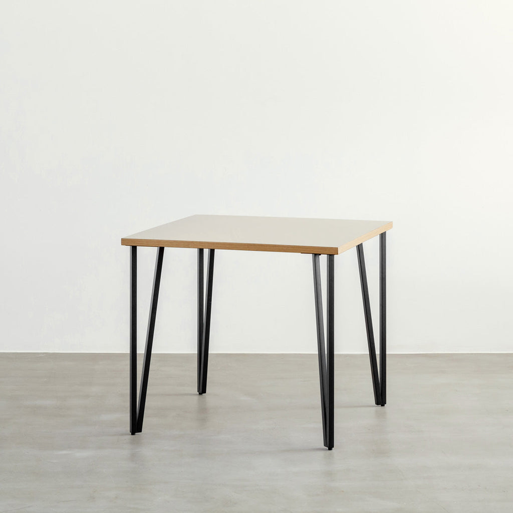 KANADEMONOのリノリウムMashroom天板とブラックトライアングルピン4本を組み合わせた一辺80cmスクエア型のカフェテーブル