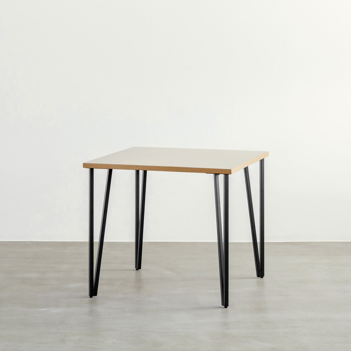 KANADEMONOのリノリウムMashroom天板とブラックトライアングルピン4本を組み合わせた一辺80cmスクエア型のカフェテーブル