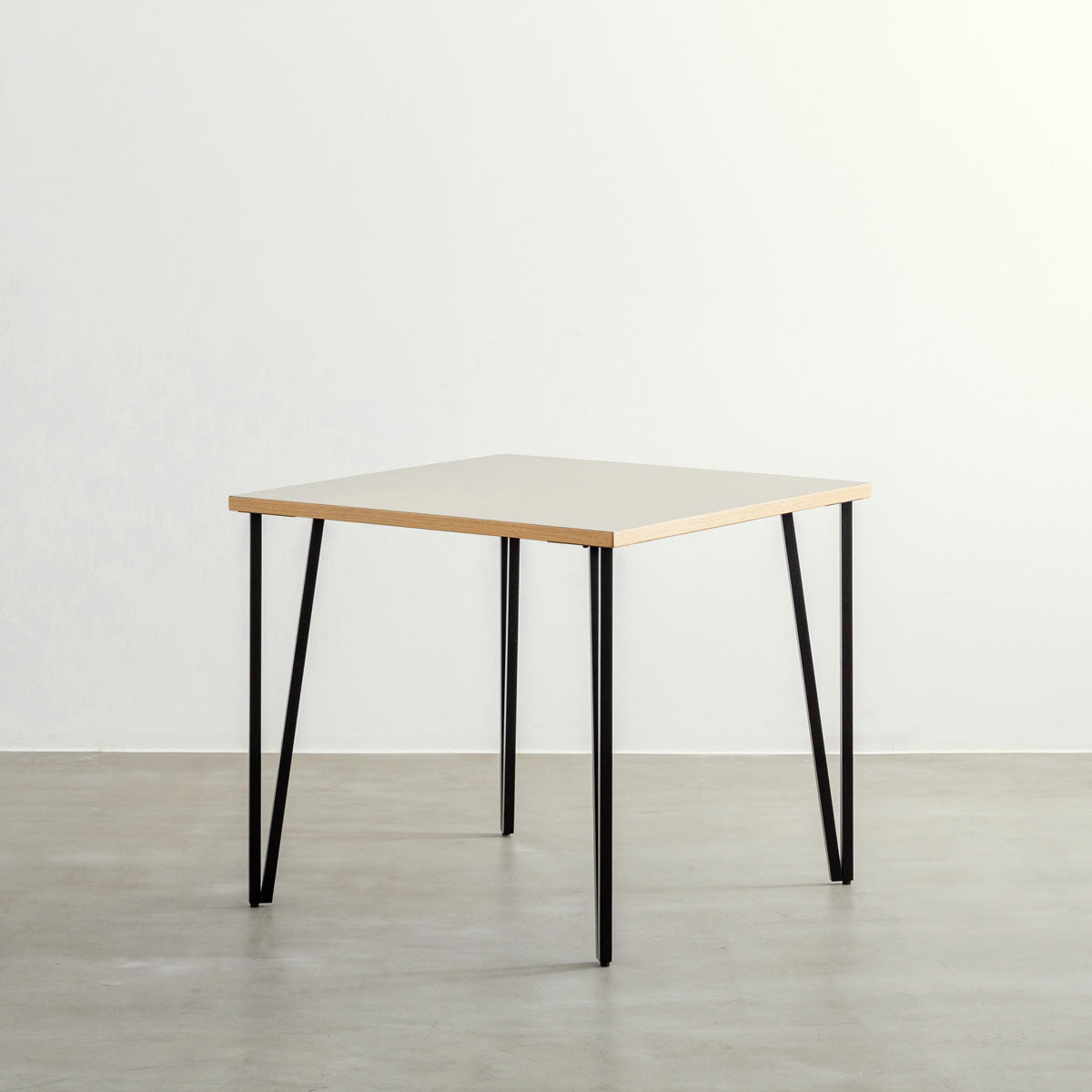 KANADEMONOのリノリウムMashroom天板とブラックトライアングルピン4本を組み合わせた一辺80cmスクエア型のカフェテーブル2