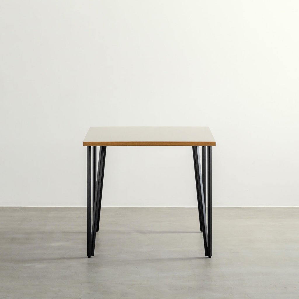 KANADEMONOのリノリウムMashroom天板とブラックトライアングルピン4本を組み合わせた一辺80cmスクエア型のカフェテーブル（正面）