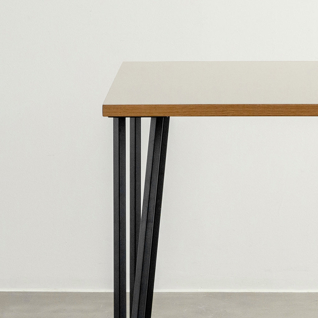 KANADEMONOのリノリウムMashroom天板とブラックトライアングルピン4本を組み合わせた一辺80cmスクエア型のカフェテーブル（天板と脚2）