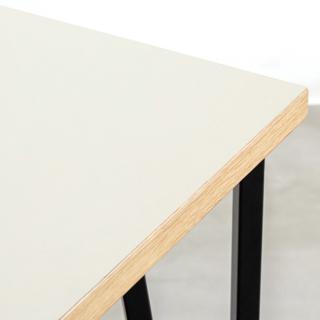 KANADEMONOのリノリウムMashroom天板とブラックトライアングルピン4本を組み合わせた一辺80cmスクエア型のカフェテーブル（天板）