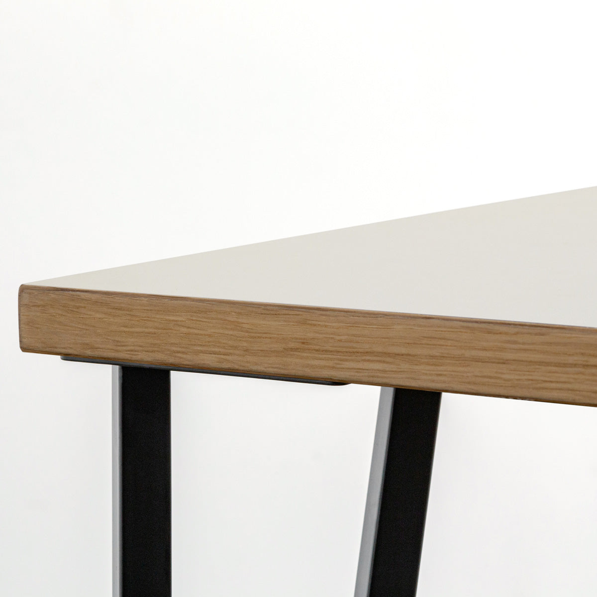 KANADEMONOのリノリウムMashroom天板とブラックトライアングルピン4本を組み合わせた一辺80cmスクエア型のカフェテーブル（天板と脚）