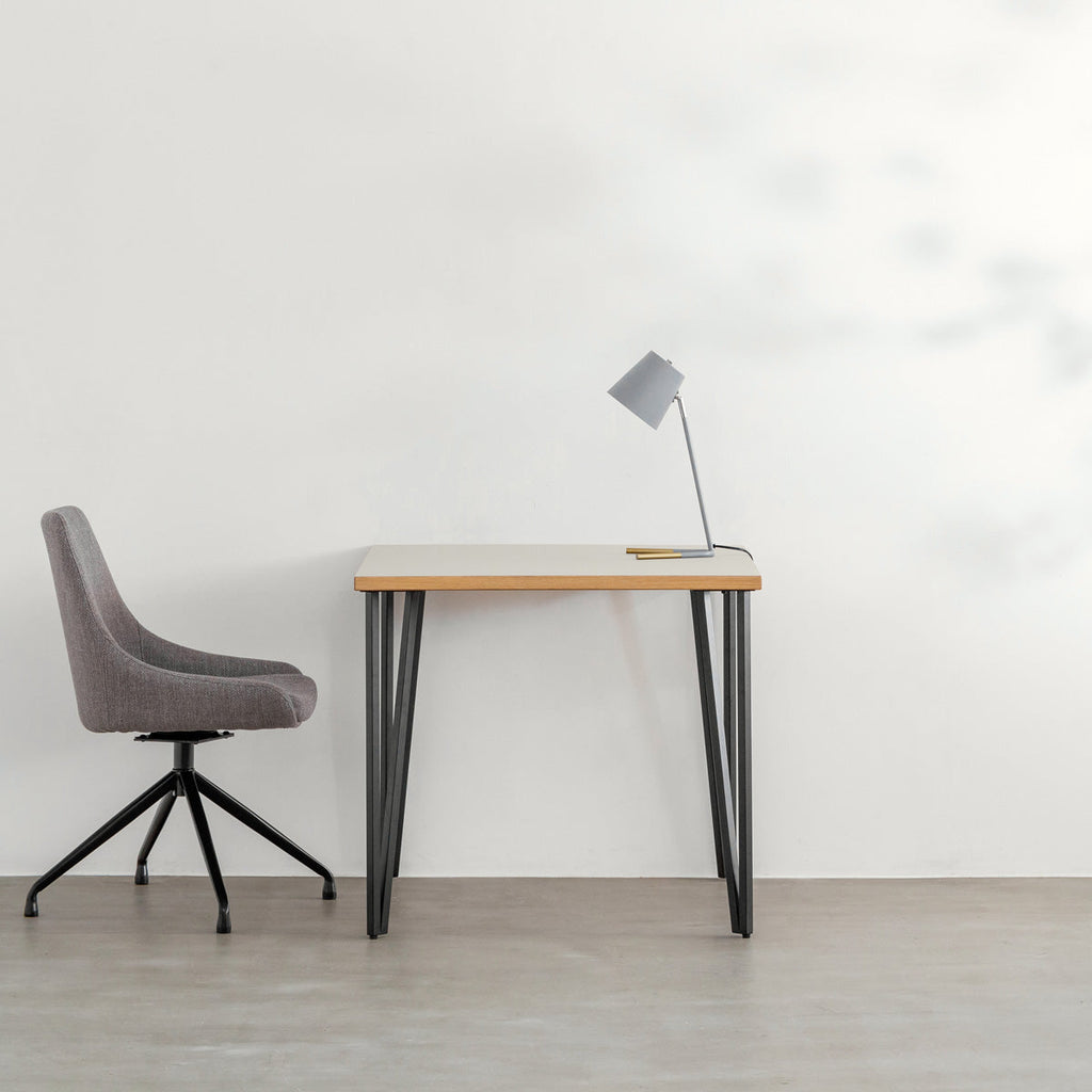 KANADEMONOのリノリウムMashroom天板とブラックトライアングルピン4本を組み合わせた一辺80cmスクエア型のカフェテーブル（使用例2）