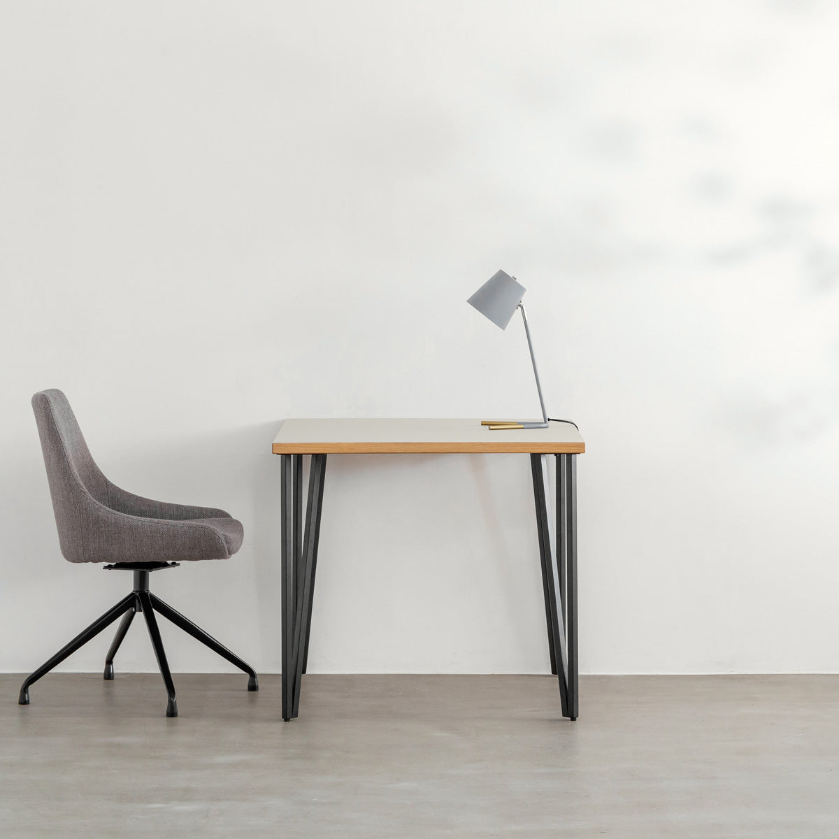 KANADEMONOのリノリウムMashroom天板とブラックトライアングルピン4本を組み合わせた一辺80cmスクエア型のカフェテーブル（使用例2）