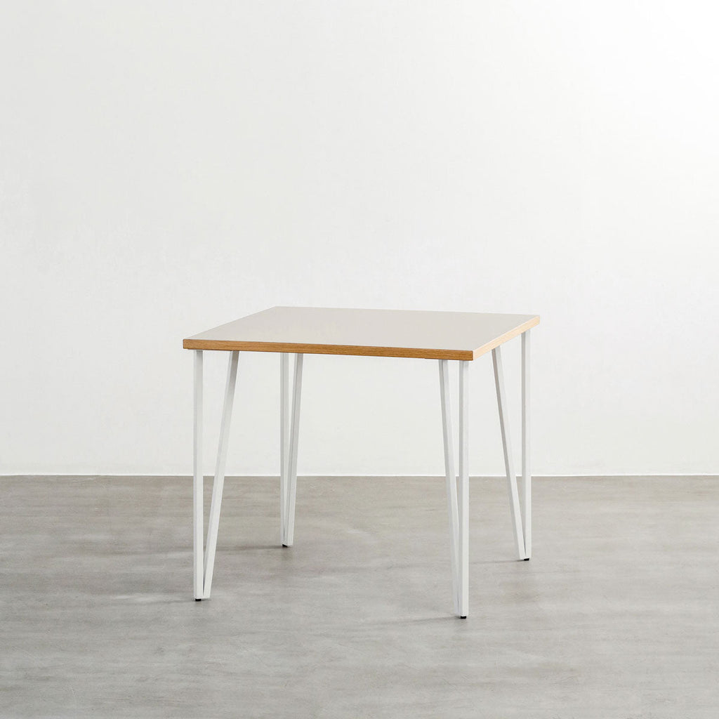 KANADEMONOのリノリウムMushroom天板とトライアングルStraightホワイト脚4本を組み合わせた80cmスクエア型のカフェテーブル