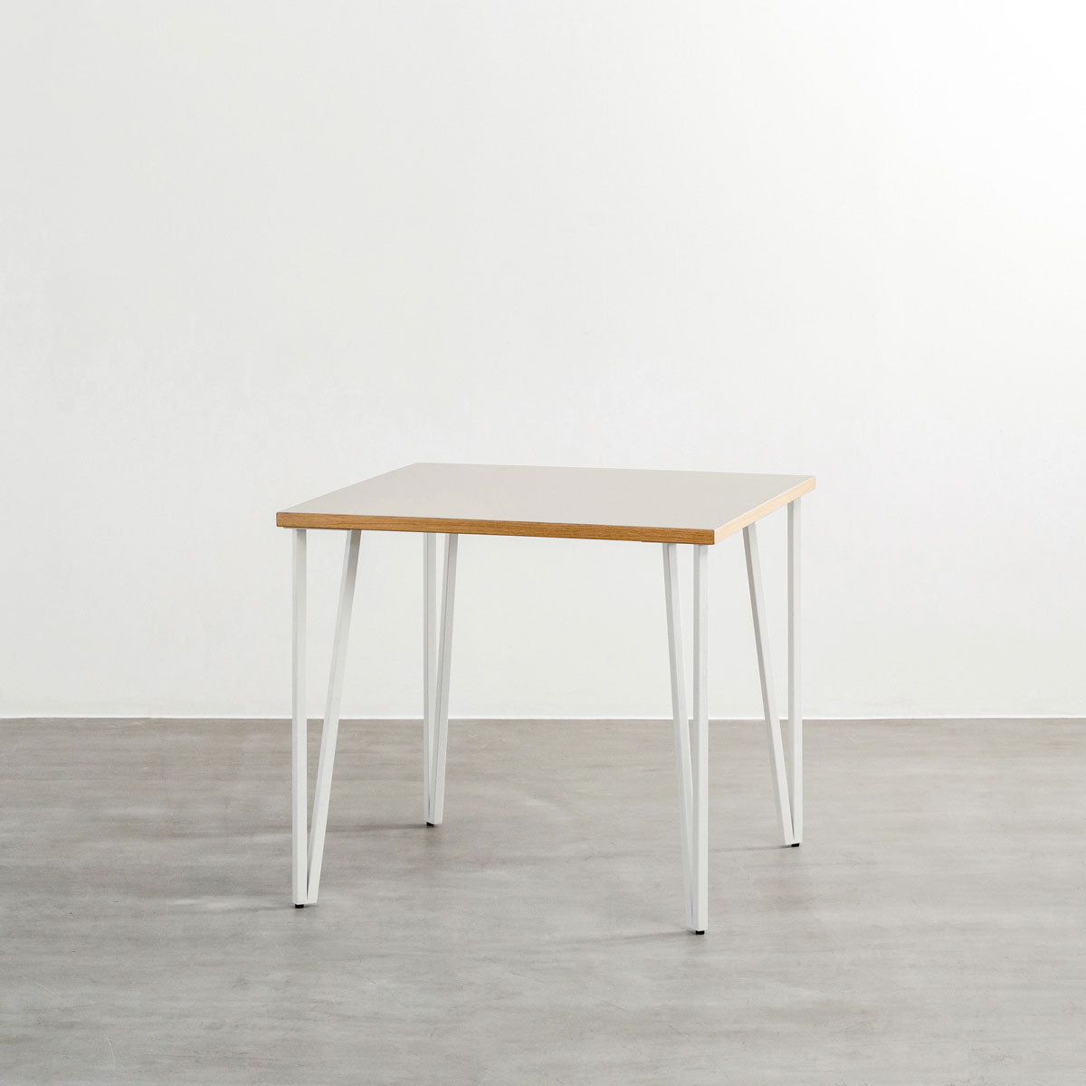 KANADEMONOのリノリウムMushroom天板とトライアングルStraightホワイト脚4本を組み合わせた80cmスクエア型のカフェテーブル