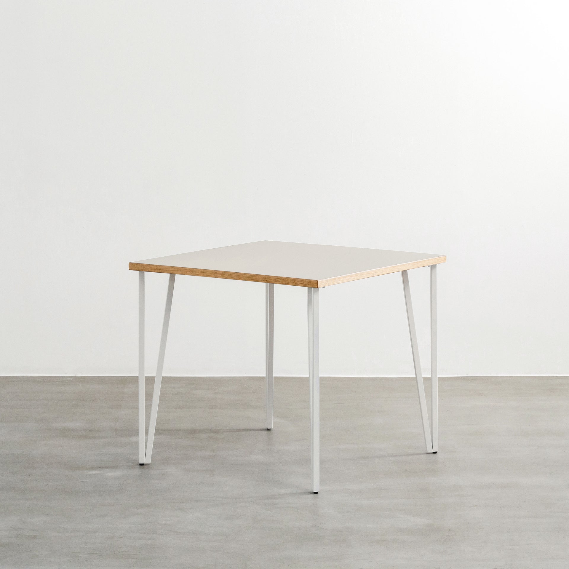 KANADEMONOのリノリウムMushroom天板とトライアングルStraightホワイト脚4本を組み合わせた80cmスクエア型のカフェテーブル（斜め）