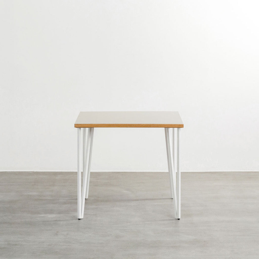 KANADEMONOのリノリウムMushroom天板とトライアングルStraightホワイト脚4本を組み合わせた80cmスクエア型のカフェテーブル（正面）