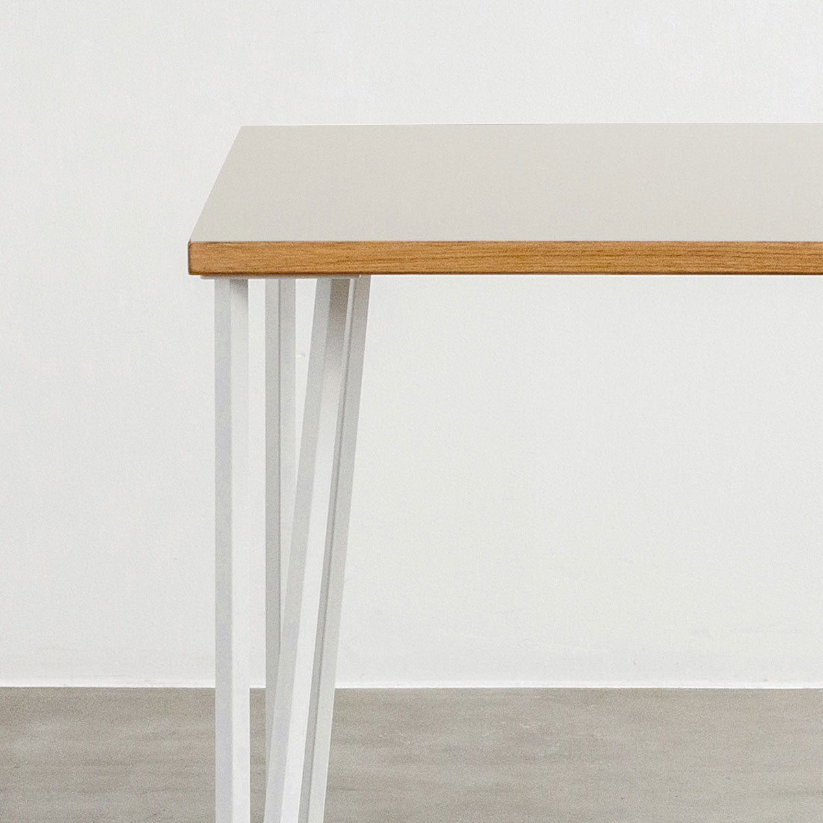 KANADEMONOのリノリウムMushroom天板とトライアングルStraightホワイト脚4本を組み合わせた80cmスクエア型のカフェテーブル（天板と脚）