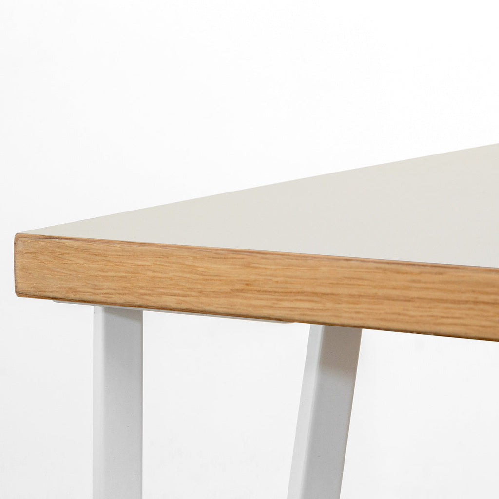 KANADEMONOのリノリウムMushroom天板とトライアングルStraightホワイト脚4本を組み合わせた80cmスクエア型のカフェテーブル（天板エッジ）