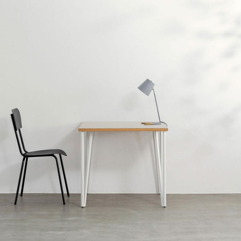 KANADEMONOのリノリウムMushroom天板とトライアングルStraightホワイト脚4本を組み合わせた80cmスクエア型のカフェテーブル（使用例2）