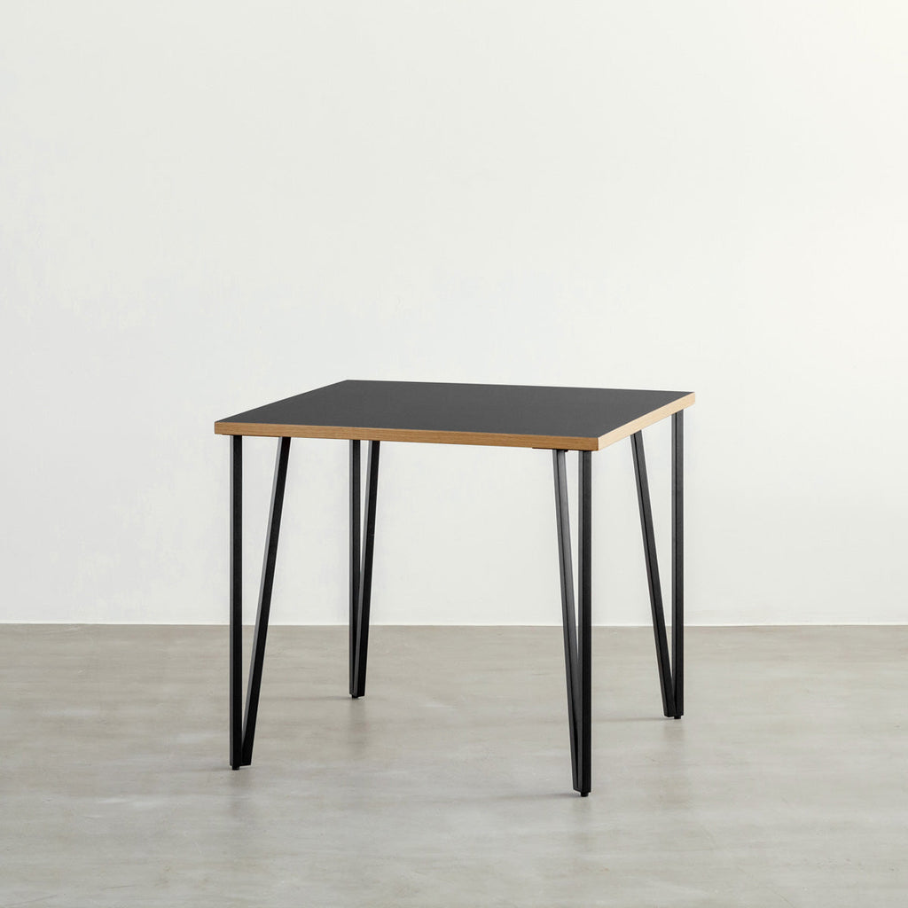 KANADEMONOのリノリウムNero天板とブラックトライアングルピン4本を組み合わせた一辺80cmスクエア型のカフェテーブル