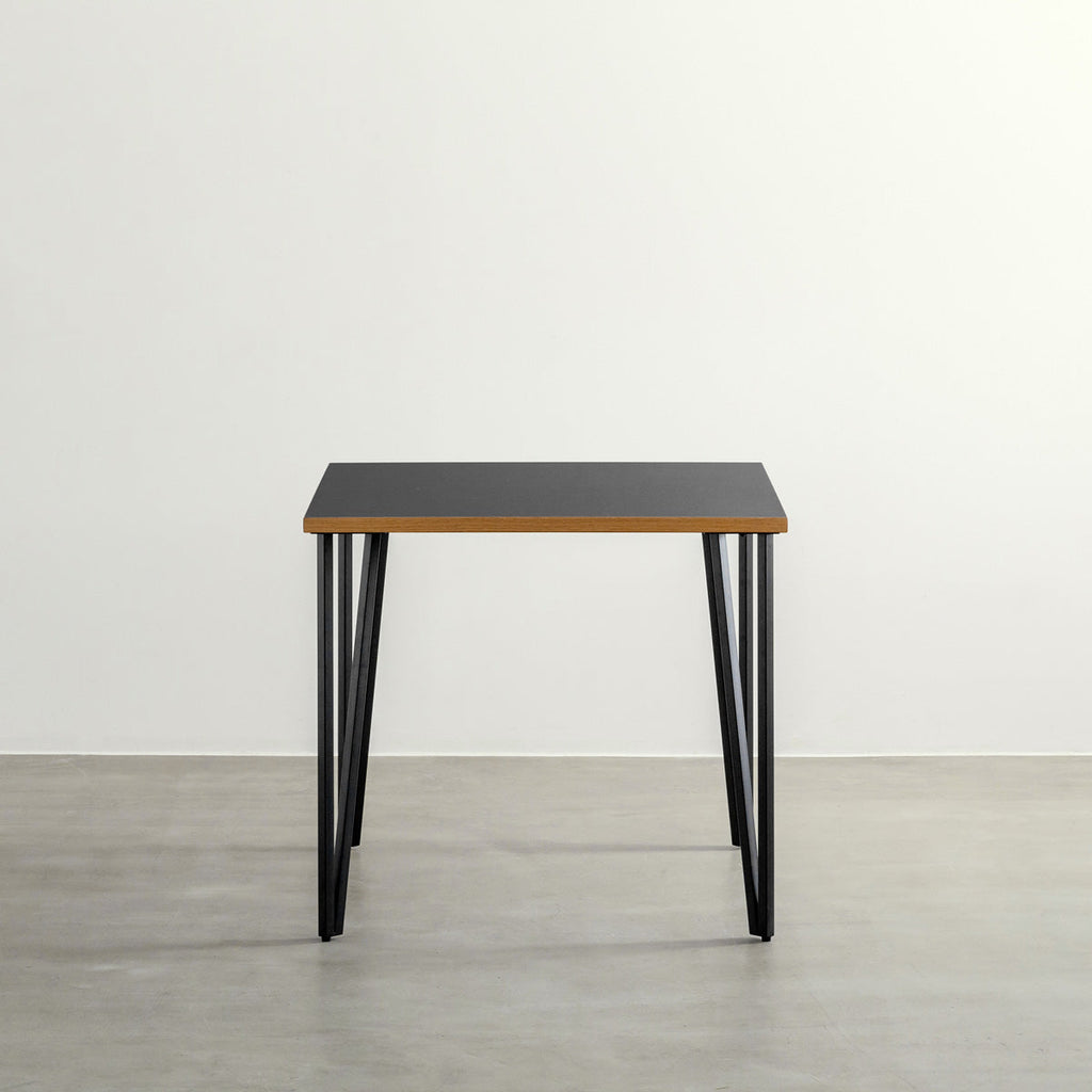 KANADEMONOのリノリウムNero天板とブラックトライアングルピン4本を組み合わせた一辺80cmスクエア型のカフェテーブル（正面）