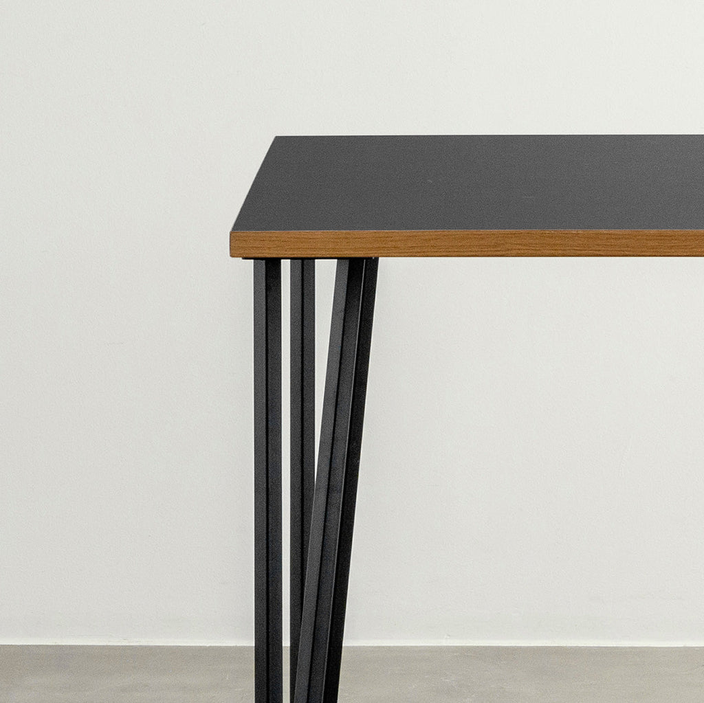 KANADEMONOのリノリウムNero天板とブラックトライアングルピン4本を組み合わせた一辺80cmスクエア型のカフェテーブル（天板と脚2）