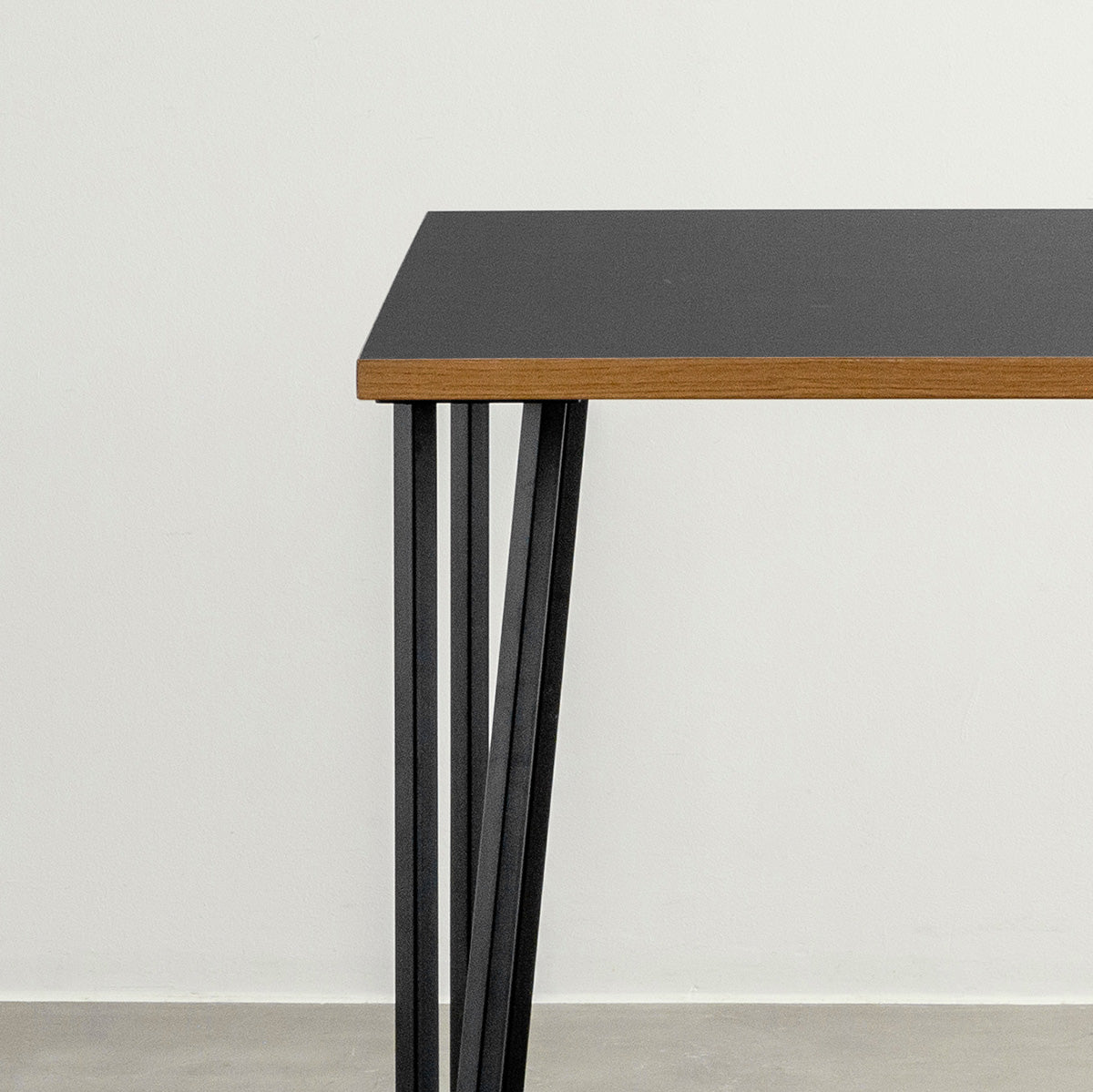 KANADEMONOのリノリウムNero天板とブラックトライアングルピン4本を組み合わせた一辺80cmスクエア型のカフェテーブル（天板と脚2）