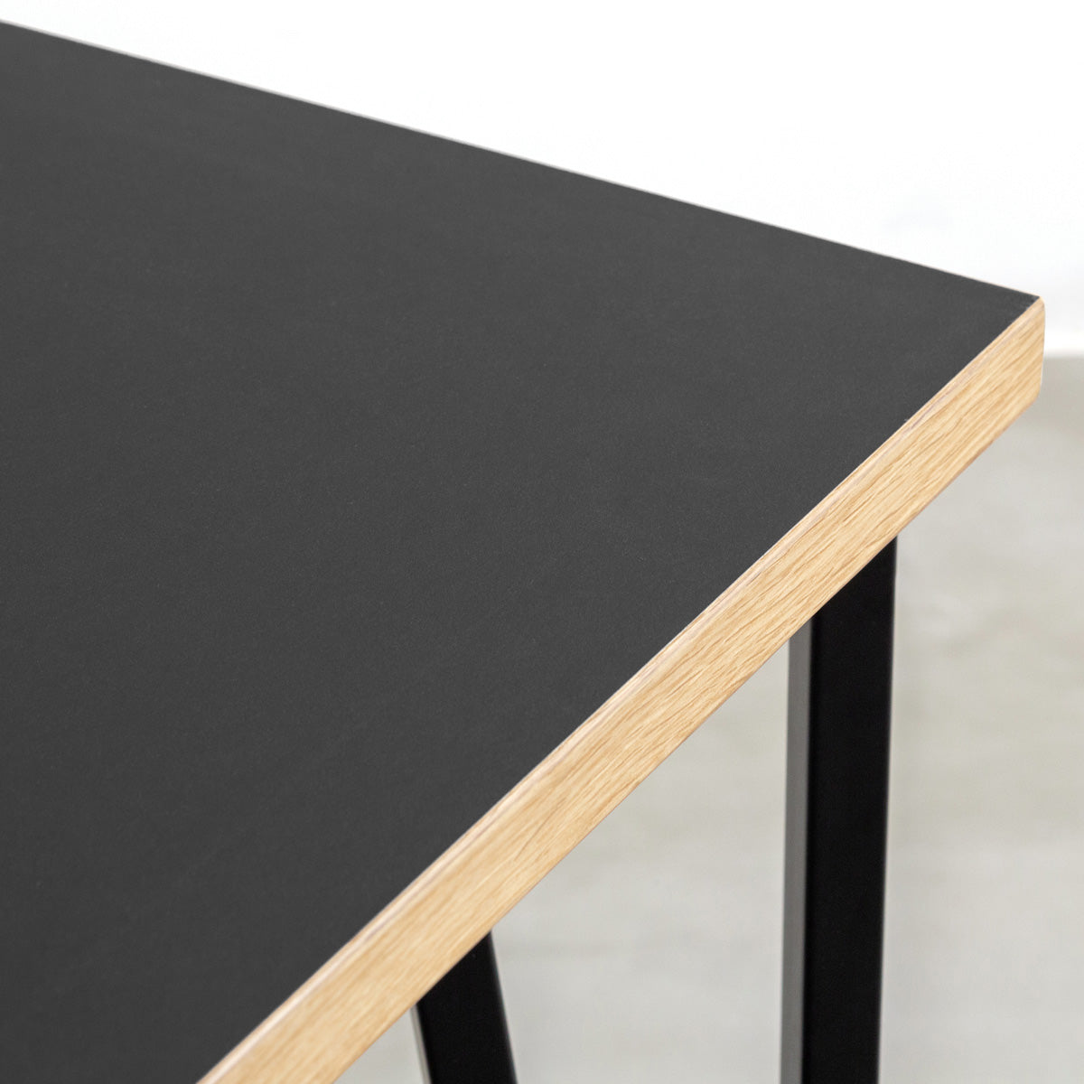 KANADEMONOのリノリウムNero天板とブラックトライアングルピン4本を組み合わせた一辺80cmスクエア型のカフェテーブル（天板）