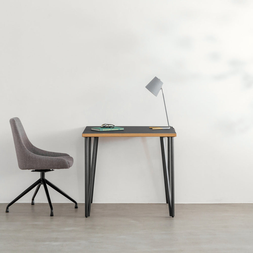 KANADEMONOのリノリウムNero天板とブラックトライアングルピン4本を組み合わせた一辺80cmスクエア型のカフェテーブル（使用例2）