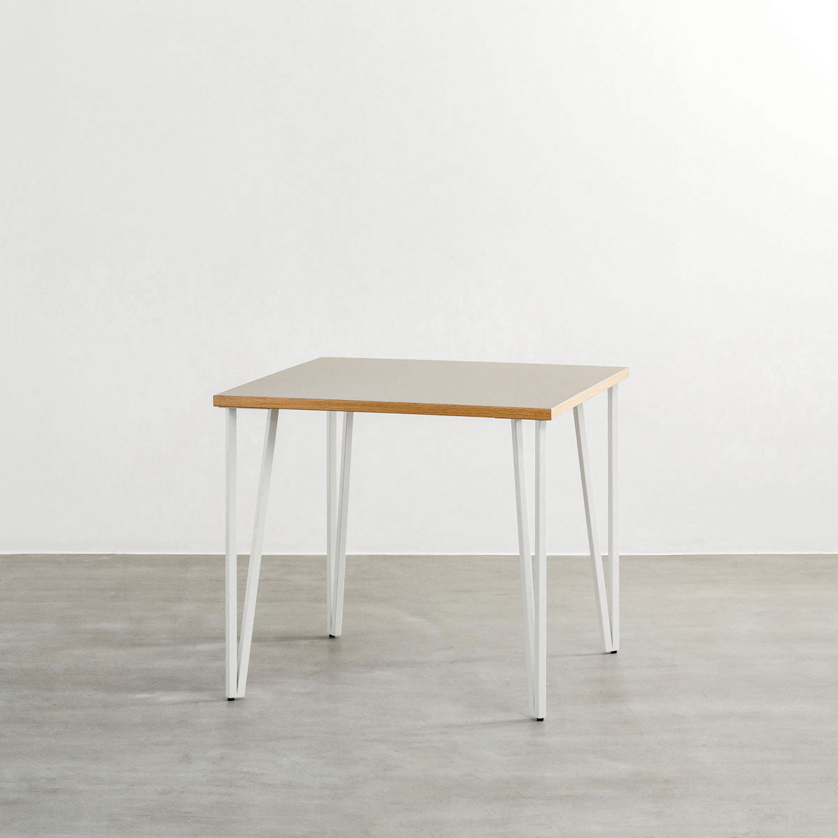 KANADEMONOのリノリウムPebble天板とトライアングルStraightホワイト脚4本を組み合わせた80cmスクエア型のカフェテーブル