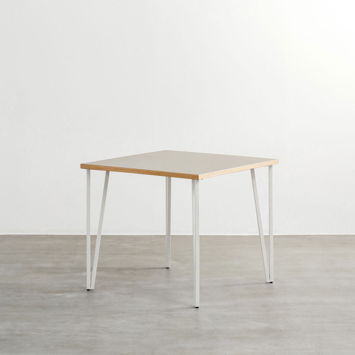 KANADEMONOのリノリウムPebble天板とトライアングルStraightホワイト脚4本を組み合わせた80cmスクエア型のカフェテーブル（斜め）