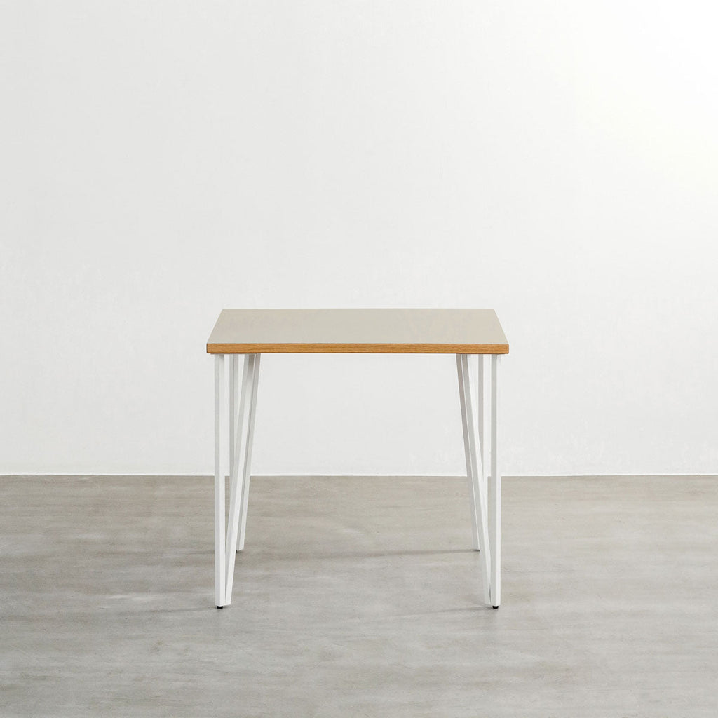 KANADEMONOのリノリウムPebble天板とトライアングルStraightホワイト脚4本を組み合わせた80cmスクエア型のカフェテーブル（正面）