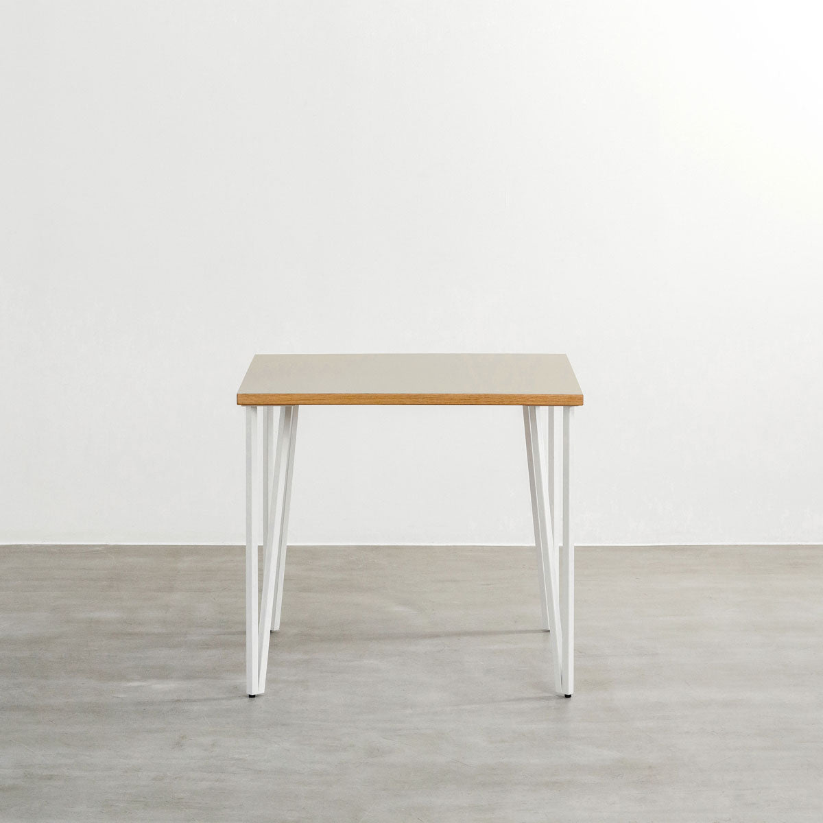 KANADEMONOのリノリウムPebble天板とトライアングルStraightホワイト脚4本を組み合わせた80cmスクエア型のカフェテーブル（正面）