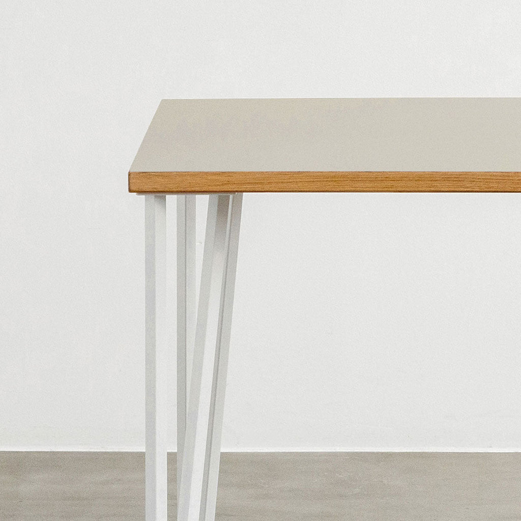 KANADEMONOのリノリウムPebble天板とトライアングルStraightホワイト脚4本を組み合わせた80cmスクエア型のカフェテーブル（天板と脚）