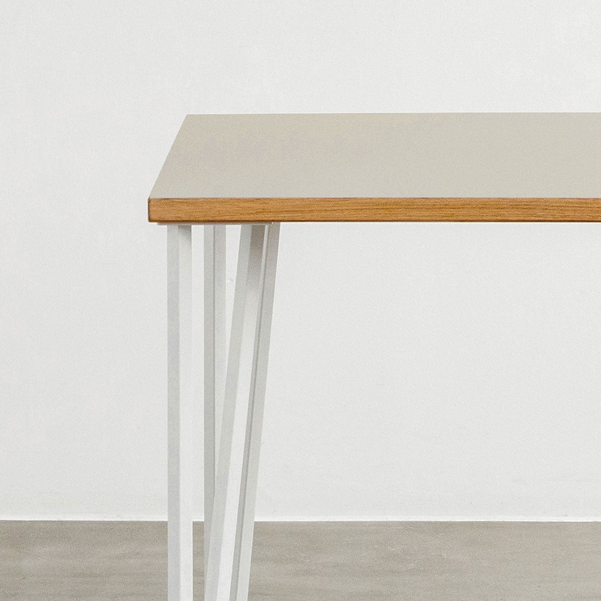 KANADEMONOのリノリウムPebble天板とトライアングルStraightホワイト脚4本を組み合わせた80cmスクエア型のカフェテーブル（天板と脚）