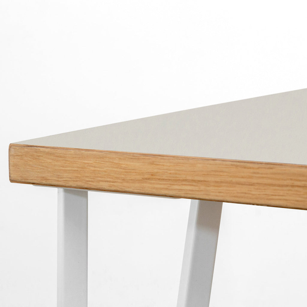 KANADEMONOのリノリウムPebble天板とトライアングルStraightホワイト脚4本を組み合わせた80cmスクエア型のカフェテーブル（天板エッジ）